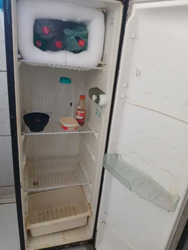 Vende se geladeira