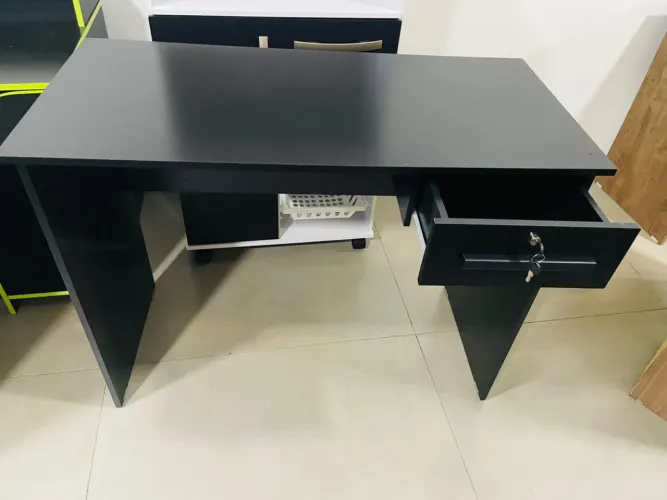 Escrivaninha nova com Uma gaveta para estudos