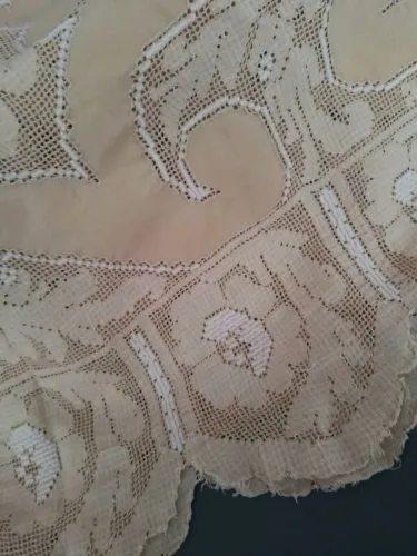 Toalha de mesa em linho e bodado em crivo