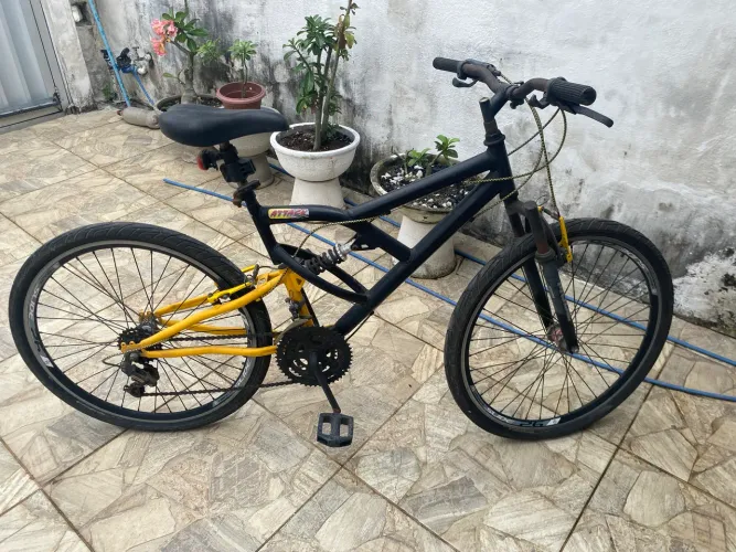 Bicicleta Attack preto e amarelo