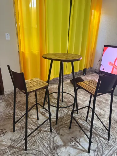 Conjunto de mesa com cadeiras bistrô excelente estado