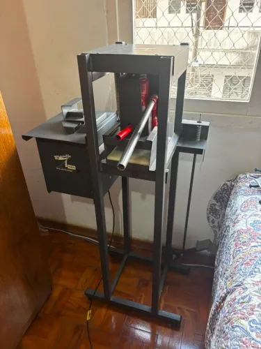 Maquina manual de fazer chinelos. BONSUCESSO. Aompanha insumos. Pouquissimo uso