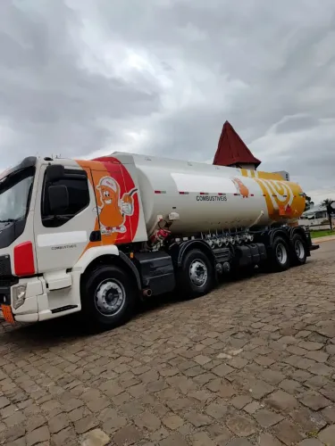 Caminhão Tanque Volvo 330 - Completo e Pronto para Trabalhar