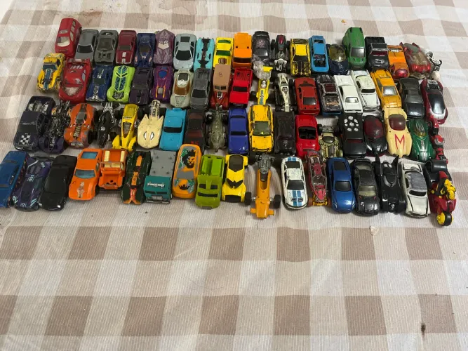 CARRINHOS DE VÁRIAS MARCAS, 76 CARRINHOS POR 7 REAIS CADA