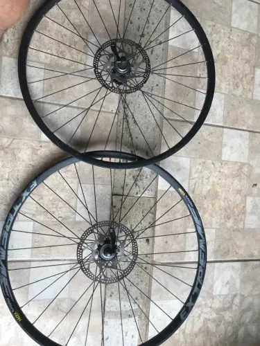 Par de rodas ARO 26 para MTB Cubo Deore Center Lock + Aro Vzan Extreme + Raios inox
