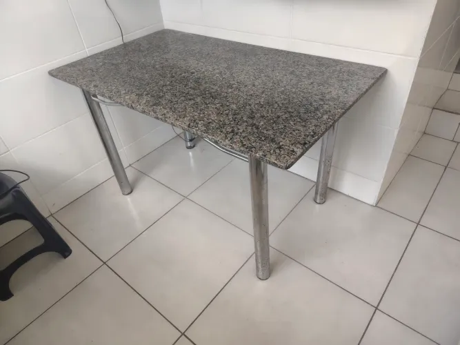 Mesa de granito 1,40 x 80 cm