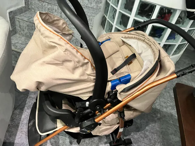 Carrinho de bebê com bebê conforto