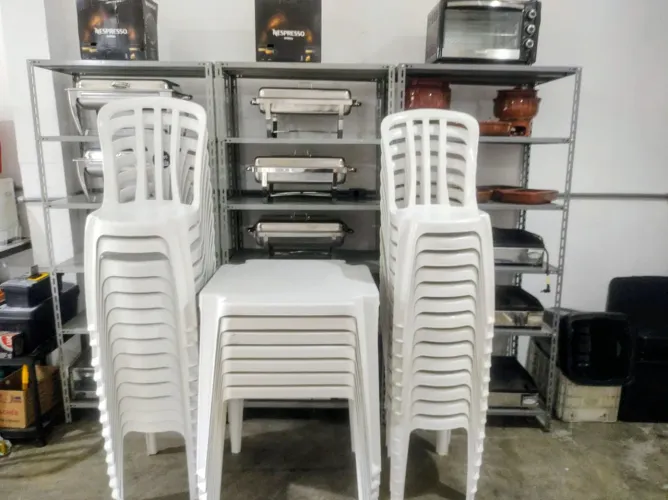 Lote 7 mesas com 12 Cadeiras Plásticas