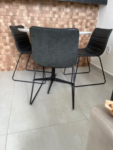 Mesa de jantar redonda com 3 cadeiras 