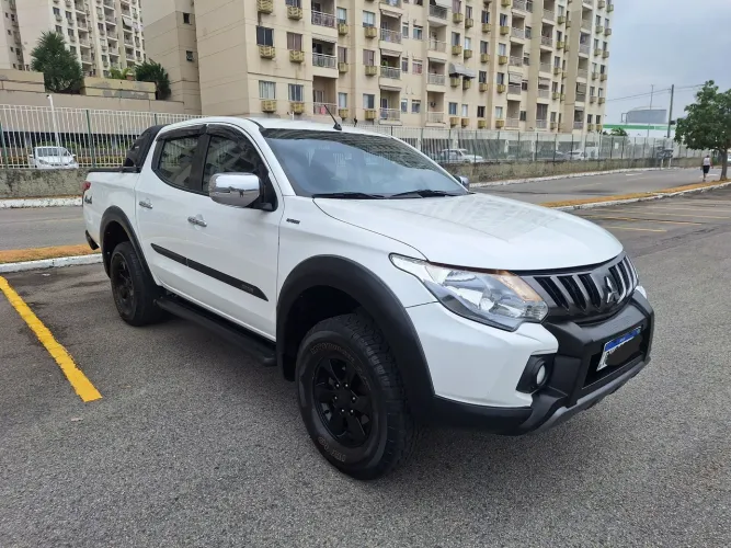 Mitsubishi L200 Tri. Outd. HPE 2.4 CD 4X4 Die. AUT 2021