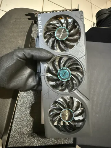 RTX 4060 8 GB, 3 fans Gigabyte