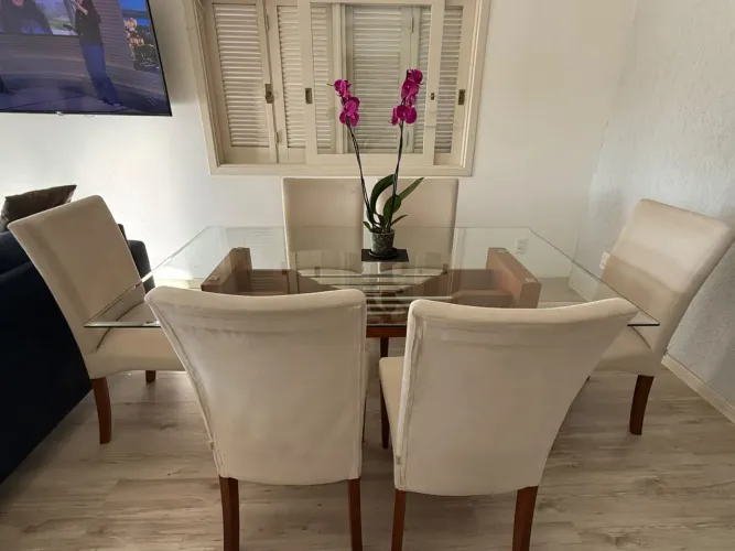 Jogo de Jantar Elegante: Mesa de Vidro + 6 Cadeiras em Velud