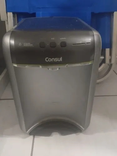 Bebedouro com três saída está pingando  , e aspirador de pó e água em perfeito estado .