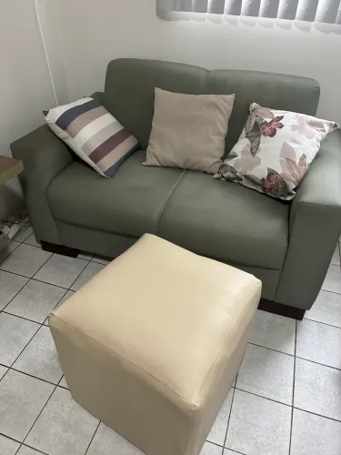 Sofá dois lugares + Puff