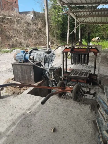 Máquina de fazer bloco de concreto semi nova idraulica