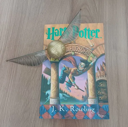 Pomo de Ouro + Livro Harry Potter e a Pedra Filosofal