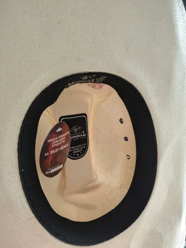 Vende se um chapéu