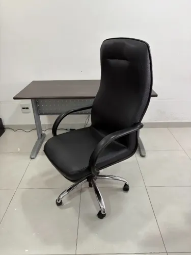 Cadeira Presidente + Mesa de Escritório Estrutura Metal e Tampo MDF 140cm x 70cm