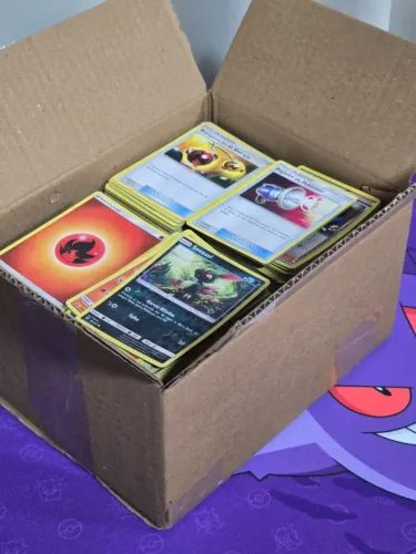 Lote com 1200 cartas de borda amarela = 300 pokemons + 20 foil + 580 suporte + 300 energia