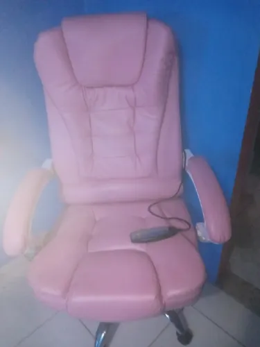 Cadeira escritório com massageador e descanso para as pernas, que está solta, não quebrada