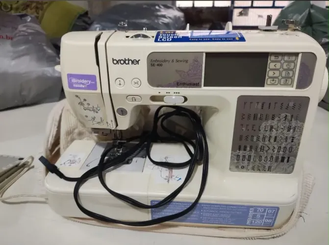 Máquina de bordar e costura brother SE-400