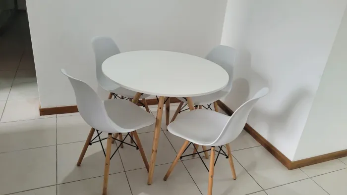 Mesa Charles com 4 quatro cadeiras
