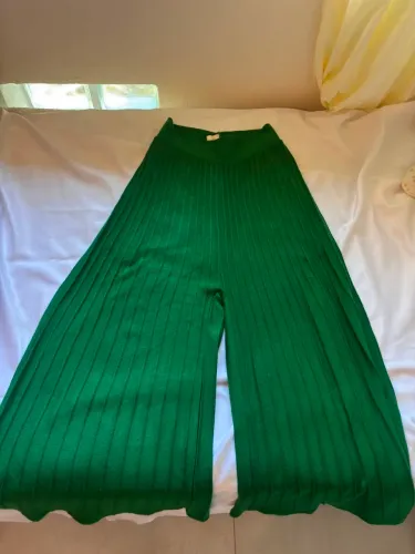 Calça pantalona verde com ótimo caimento 