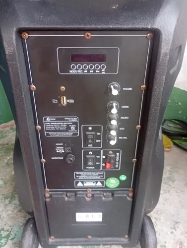 Caixa de som 500v com saída queimada