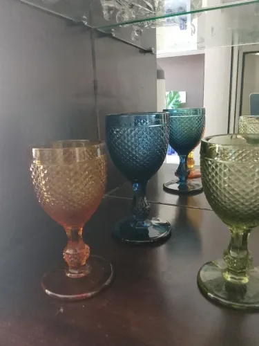 Taças coloridas e textura em relevo