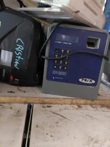 Bebedouros elétricos e de garrafão