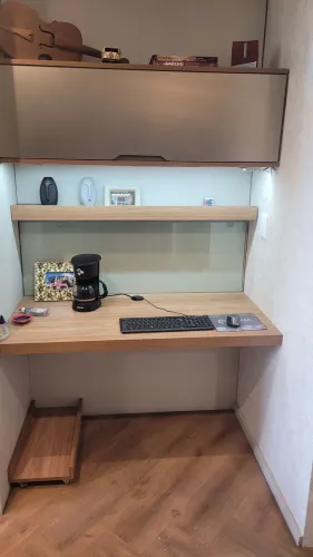 Bancada de Estudos em MDF Duratex de Alta Densidade. Porta com vidro Anodizado. Prat livro