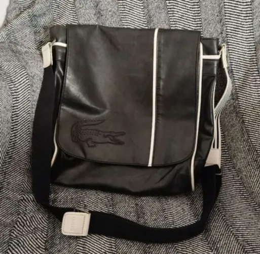 Bolsa Lacoste preta couro 
