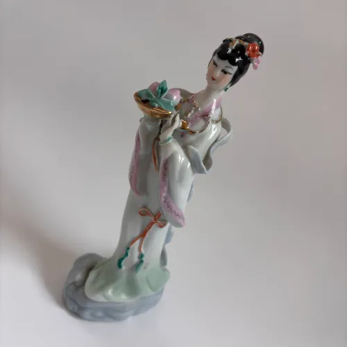 Relíquias de Antiquário: Lote Exclusivo com Porcelanas e Cristais Nobres
