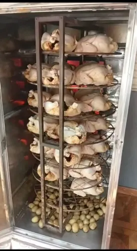 Máquina de assar frango funcionando perfeitamente
