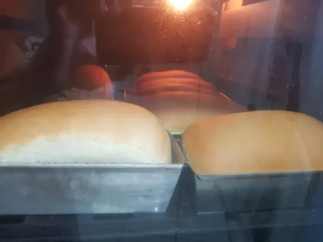 Maquinaria de padaria com comércio p entregar os paes.