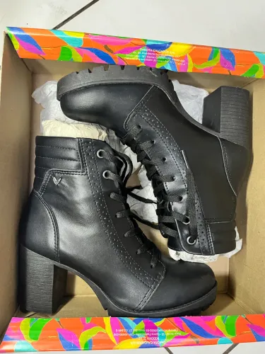 Bota preta com salto alto