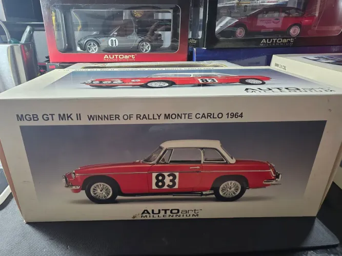 Miniatura 1:18 MGB GT MK ll Winner of Rally Monte Carlo 1964 novo Marca Autoart