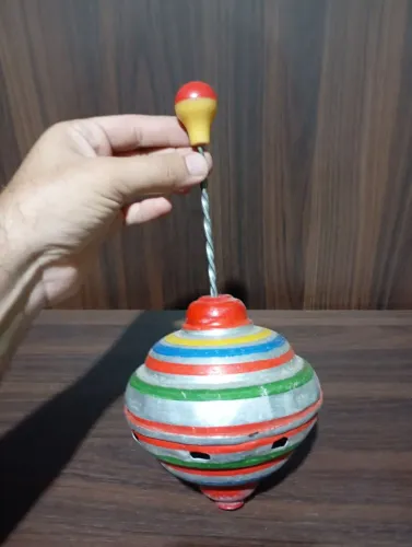 Pião de lata muito antigo