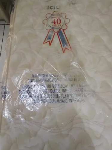 Colchão de casal com mola e espuma semi novo