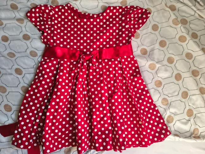Vestido, da Minnie, 2 anos, cor vermelho de poa, 20 reais.