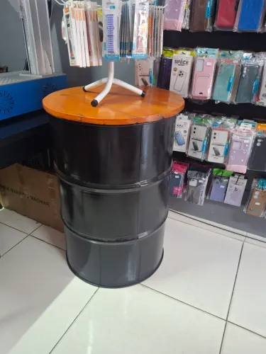 Tonel decorativo mesa bistrô de metal preto com tampo de madeira 