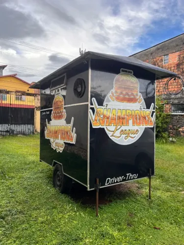 VENDE-SE FOOD TRUCK COM BANQUINHOS E MESAS