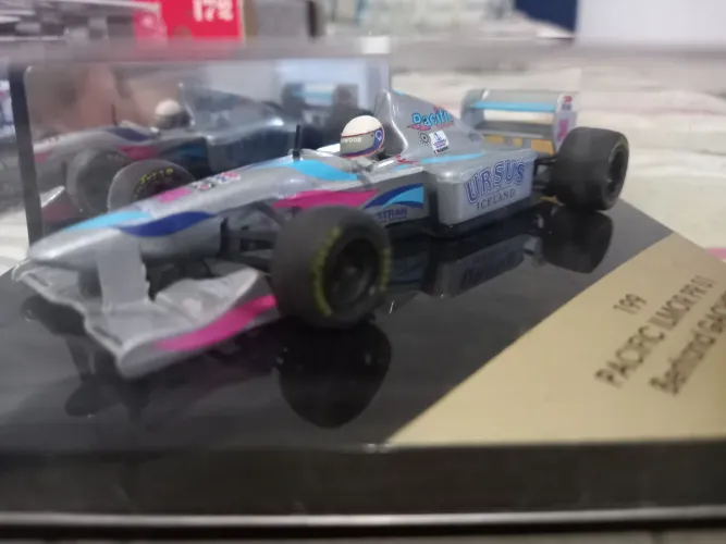 Miniatura F1 Pacific Ilmor PR01 Bertrand Gachot escala 1:43