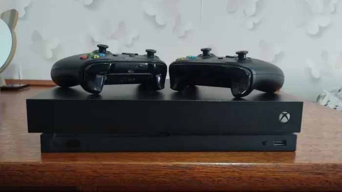 Xbox One X 1TB + 2 controles (Excelente estado)