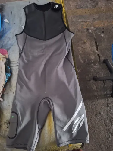 Shortjonh neoprene Mormaii veste G em ótimo estado. Ideal para o surf ou mergulho