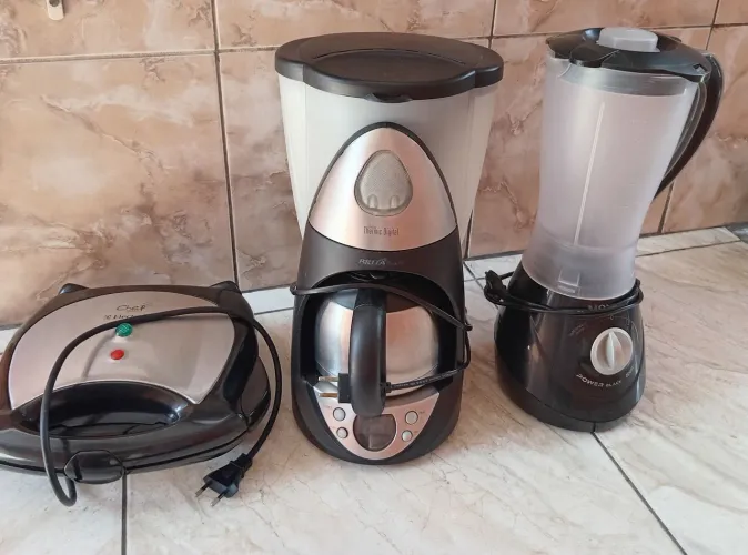Vendo liquidificador + cafeteira + sanduicheira bem conservado. Valor 150,00