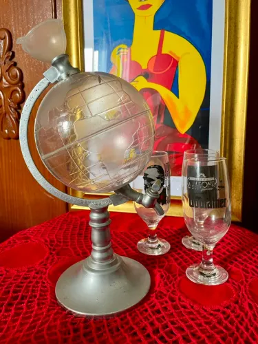 DISPENSER VINTAGE DE ACRÍLICO E POLICARBONATO EM FORMA DE GLOBO TERRESTRE