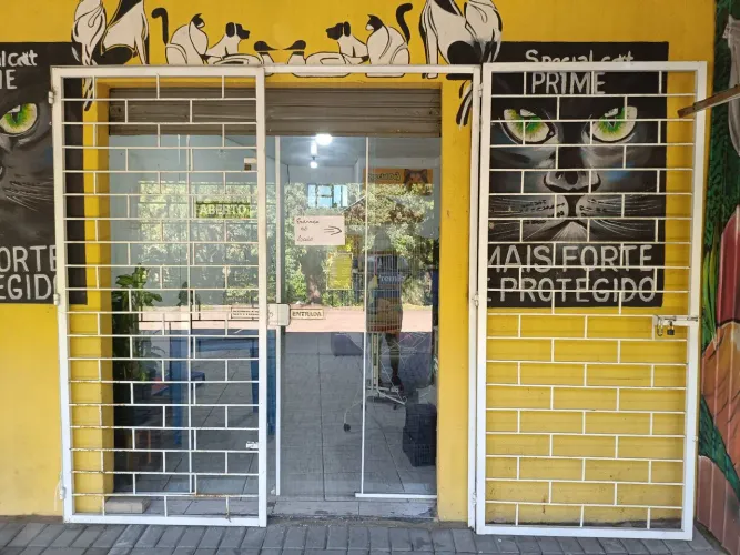Grade de ferro abre para dois lados