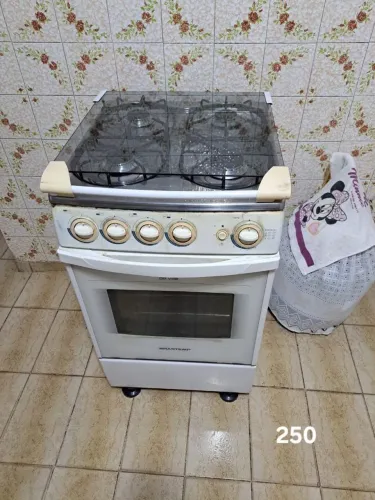 Vendo fogão brastemp 4 bocas ,com tampa de vidro