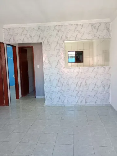 Alugo casa de primeiro andar 